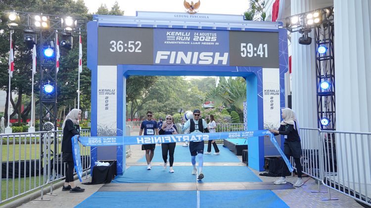 Race photo from KEMLU RUN 2025
