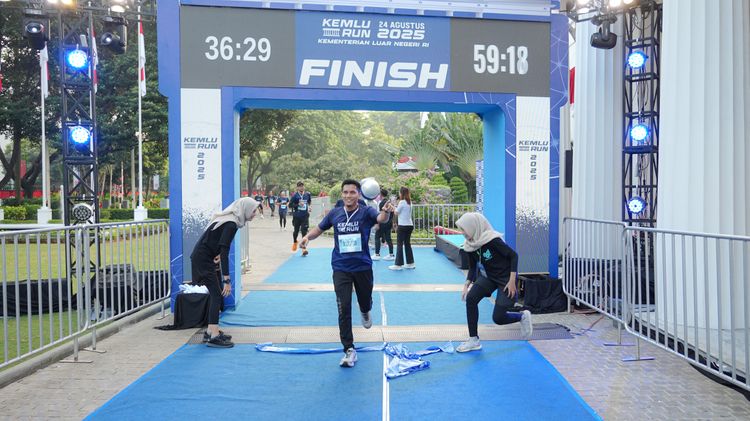 Race photo from KEMLU RUN 2025
