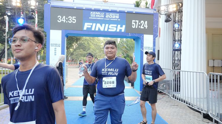 Race photo from KEMLU RUN 2025