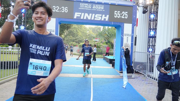 Race photo from KEMLU RUN 2025