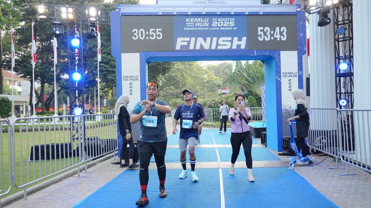 Race photo from KEMLU RUN 2025