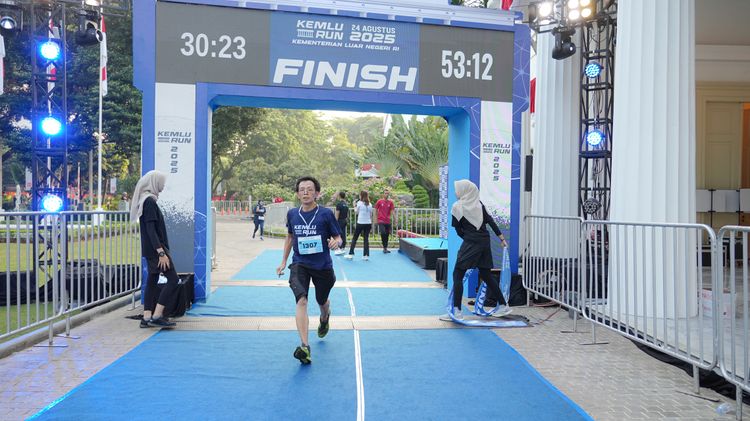 Race photo from KEMLU RUN 2025