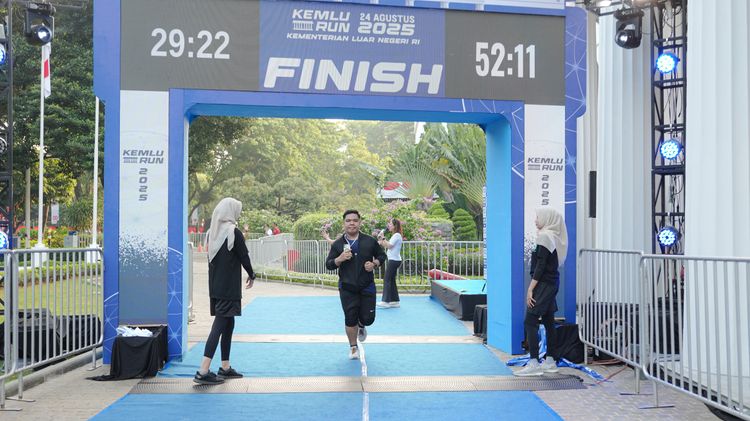 Race photo from KEMLU RUN 2025