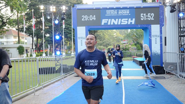Race photo from KEMLU RUN 2025