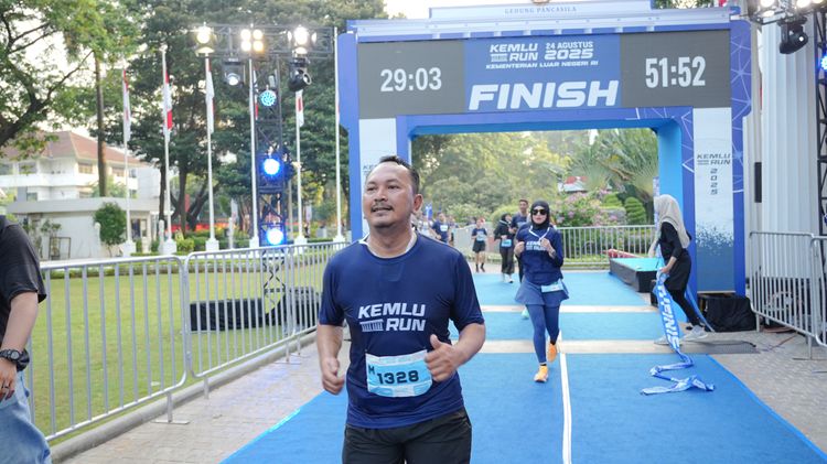 Race photo from KEMLU RUN 2025