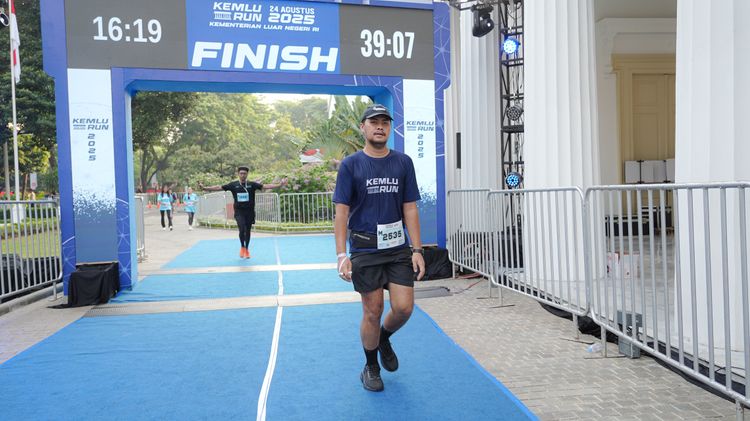 Race photo from KEMLU RUN 2025