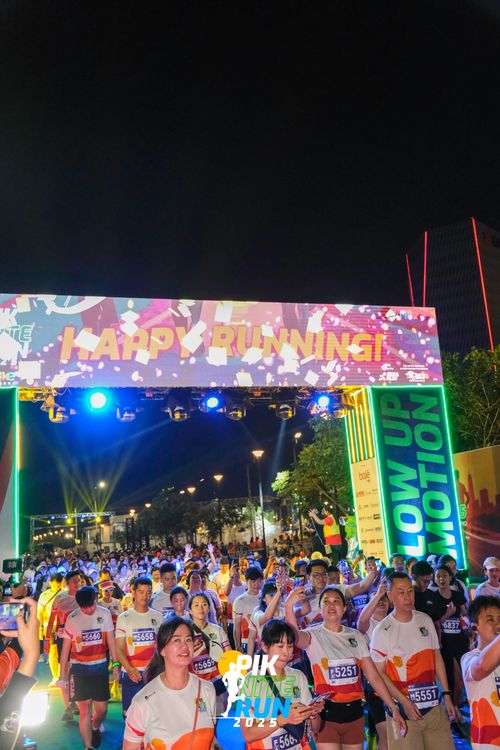 Race photo from PIK NITE RUN 2025