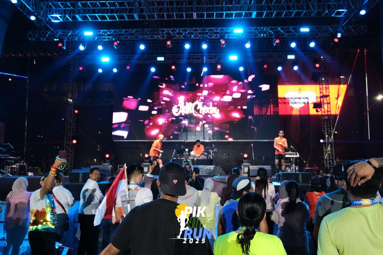 Race photo from PIK NITE RUN 2025