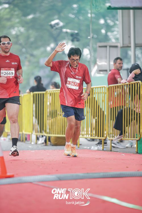 Race photo from ONE RUN 10 K