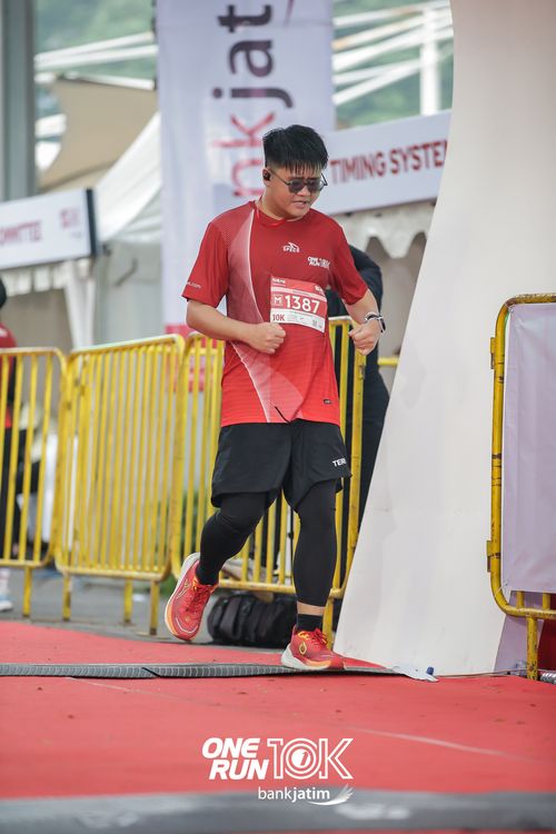 Race photo from ONE RUN 10 K
