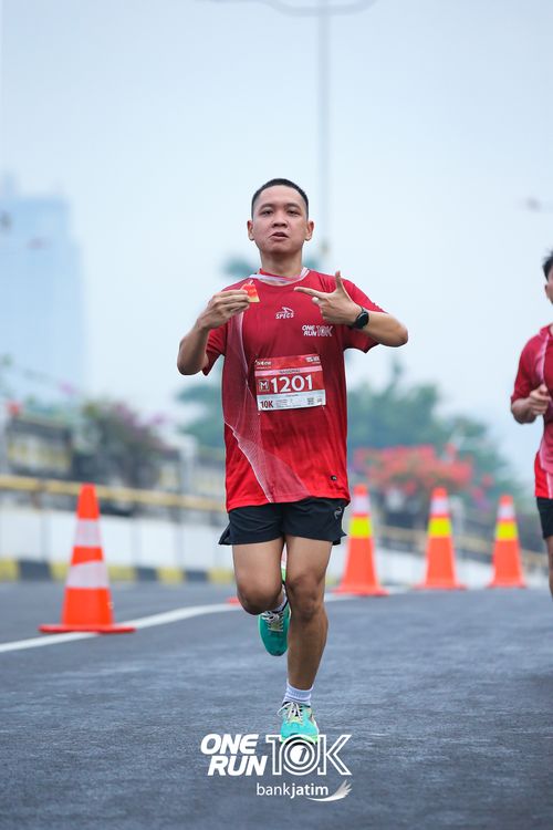 Race photo from ONE RUN 10 K