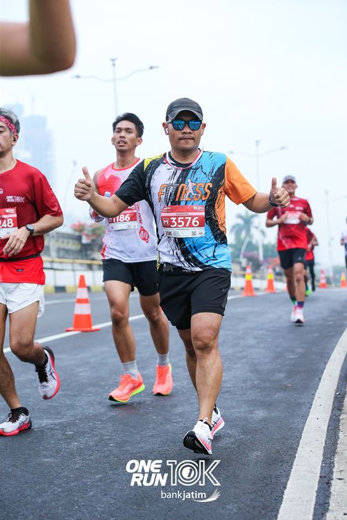 Race photo from ONE RUN 10 K