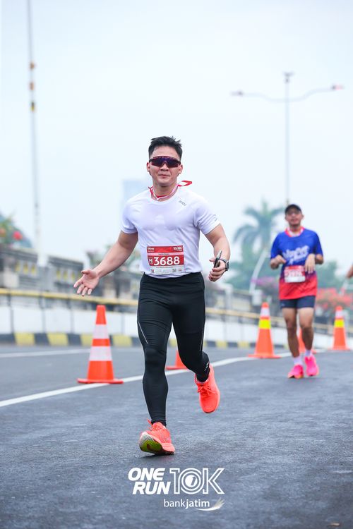 Race photo from ONE RUN 10 K