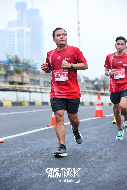 Race photo from ONE RUN 10 K