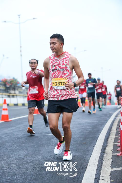 Race photo from ONE RUN 10 K