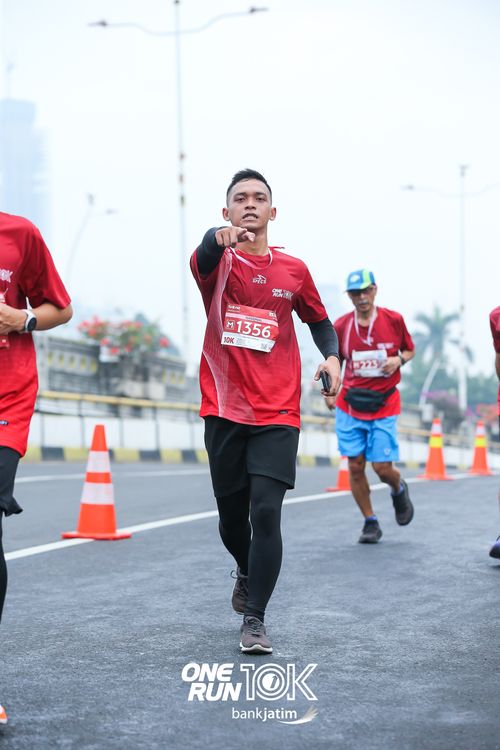 Race photo from ONE RUN 10 K