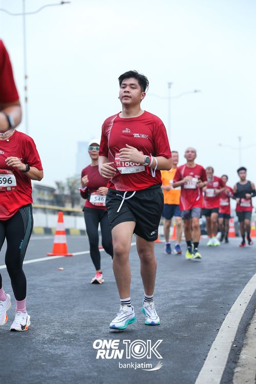 Race photo from ONE RUN 10 K