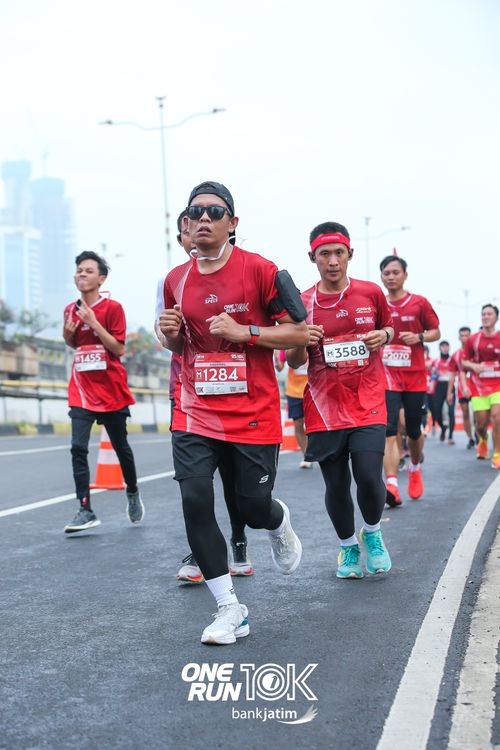Race photo from ONE RUN 10 K