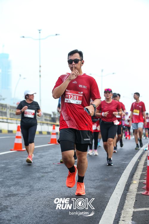Race photo from ONE RUN 10 K