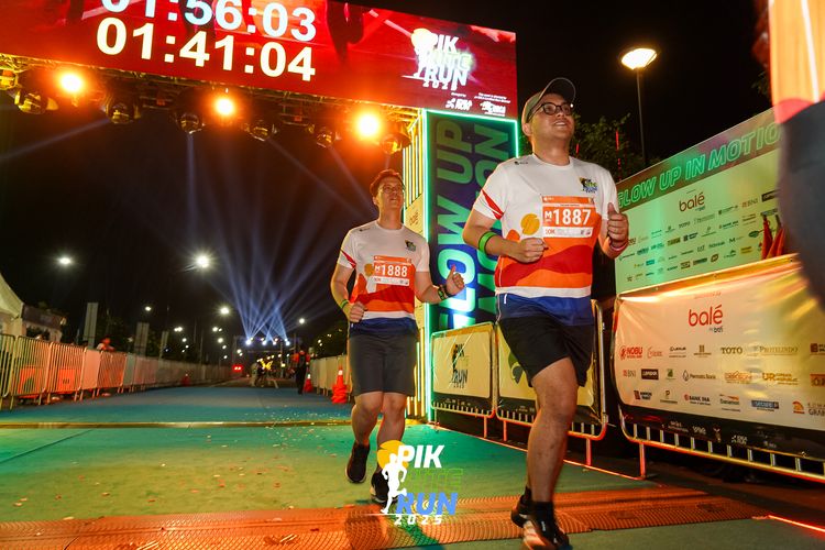 Race photo from PIK NITE RUN 2025