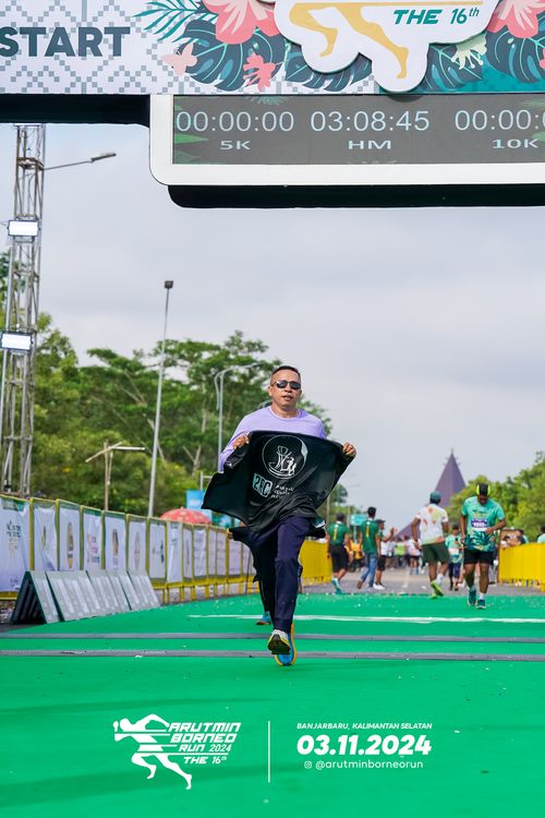 Race photo from Arutmin Borneo Run 2024