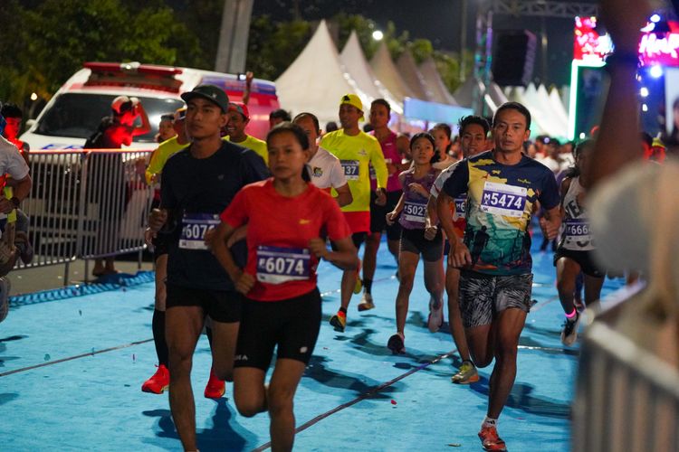 Race photo from PIK NITE RUN 2025
