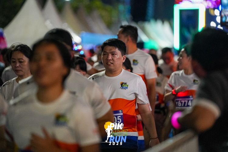 Race photo from PIK NITE RUN 2025