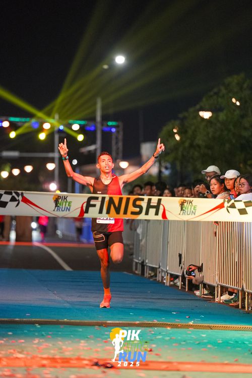 Race photo from PIK NITE RUN 2025