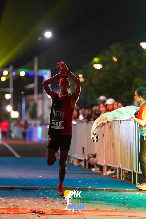 Race photo from PIK NITE RUN 2025