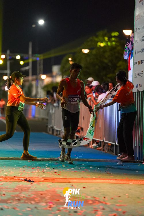 Race photo from PIK NITE RUN 2025