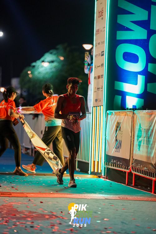 Race photo from PIK NITE RUN 2025