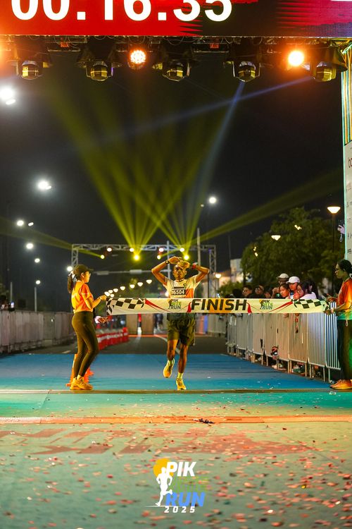 Race photo from PIK NITE RUN 2025