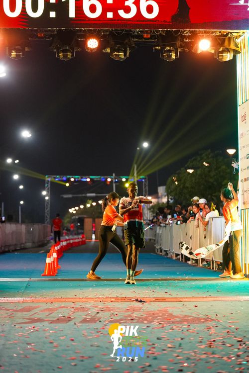 Race photo from PIK NITE RUN 2025