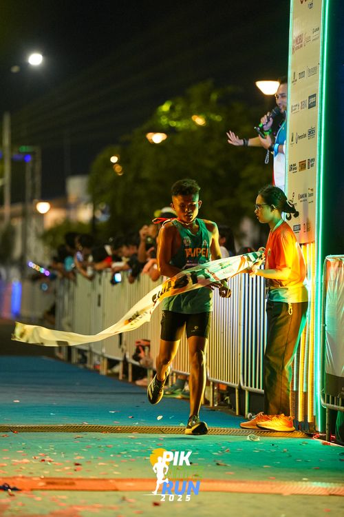 Race photo from PIK NITE RUN 2025