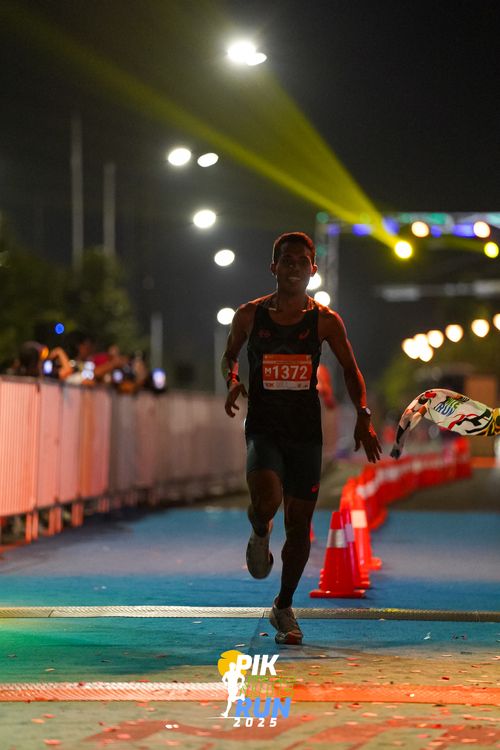 Race photo from PIK NITE RUN 2025