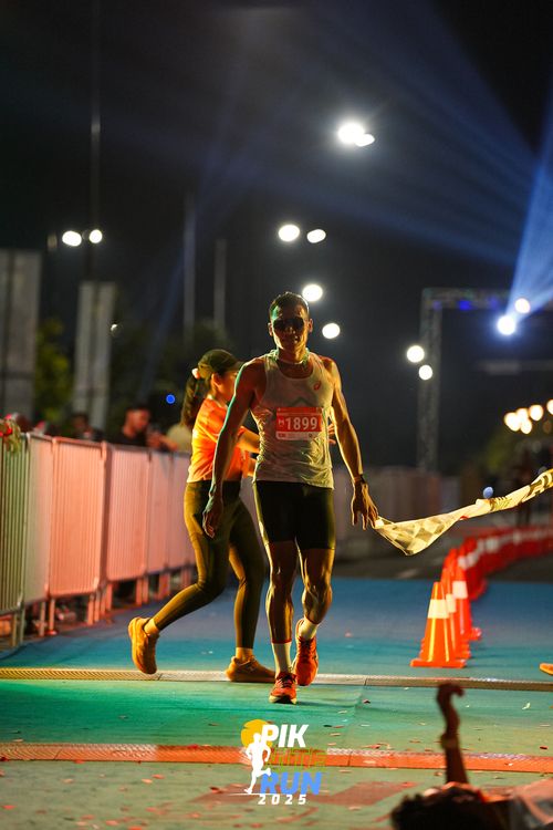 Race photo from PIK NITE RUN 2025