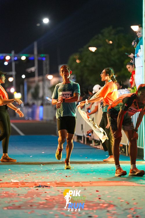 Race photo from PIK NITE RUN 2025
