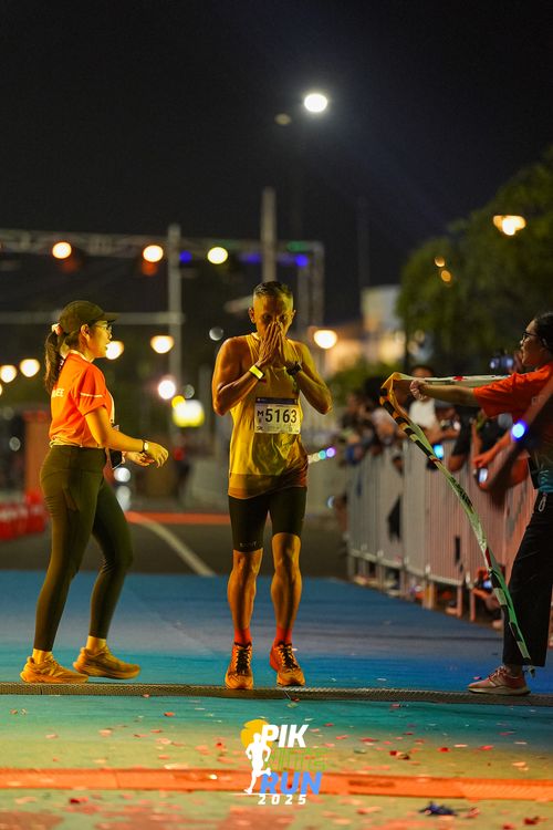 Race photo from PIK NITE RUN 2025