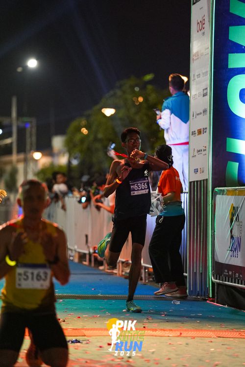 Race photo from PIK NITE RUN 2025