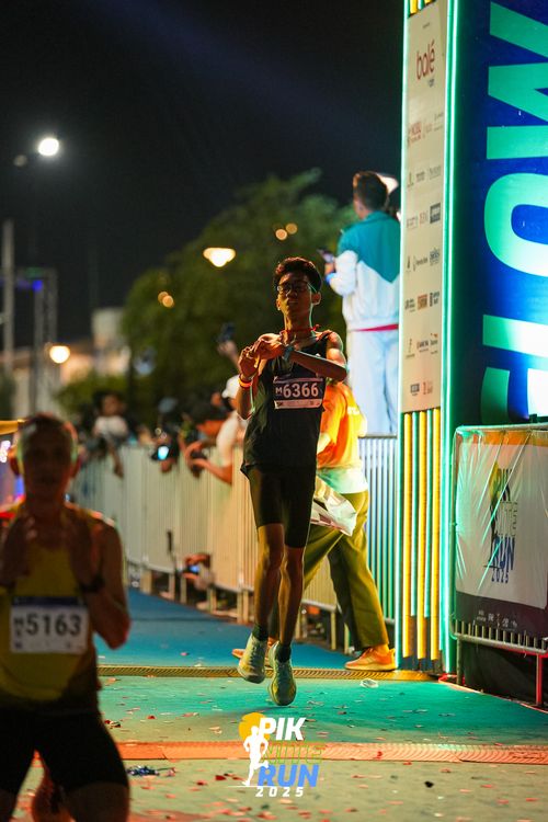 Race photo from PIK NITE RUN 2025