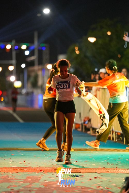 Race photo from PIK NITE RUN 2025