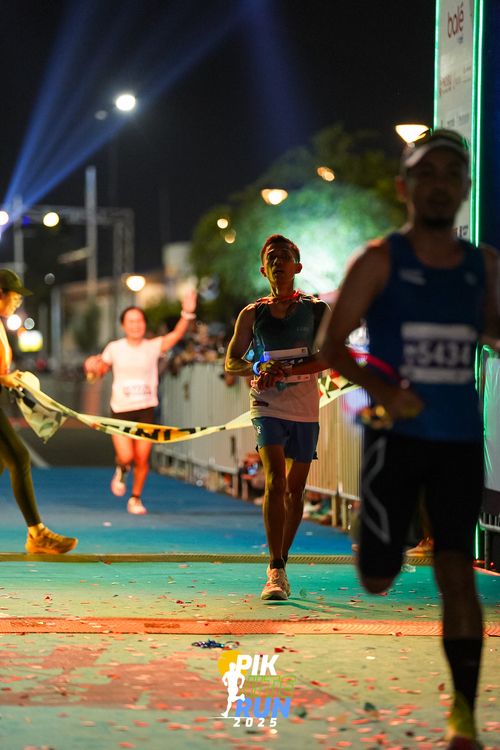 Race photo from PIK NITE RUN 2025