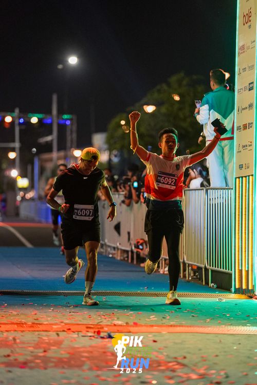 Race photo from PIK NITE RUN 2025