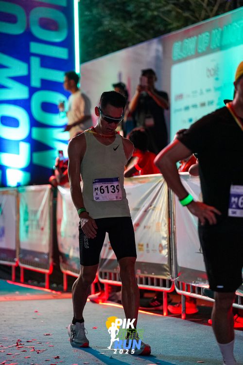 Race photo from PIK NITE RUN 2025