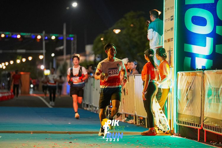 Race photo from PIK NITE RUN 2025