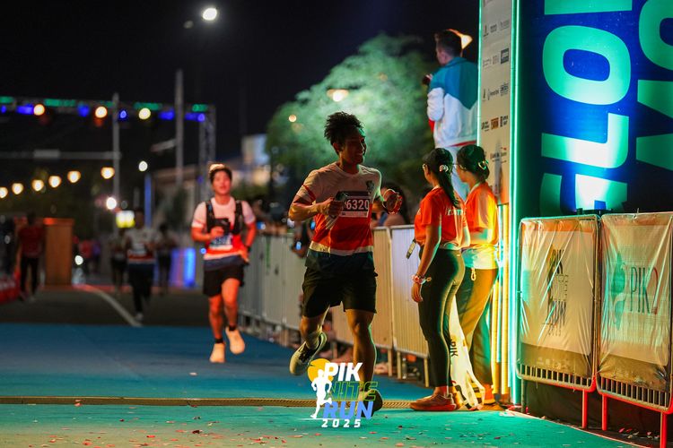 Race photo from PIK NITE RUN 2025
