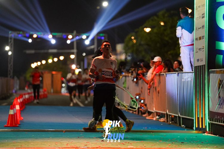 Race photo from PIK NITE RUN 2025