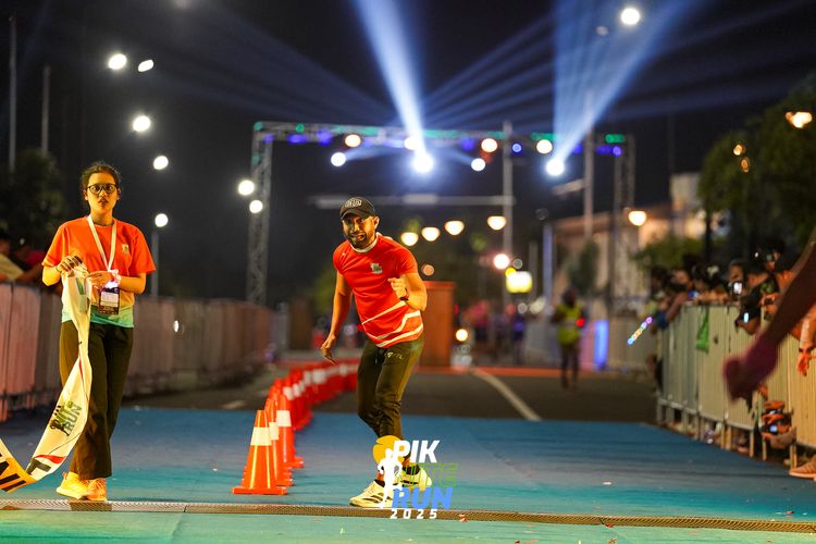 Race photo from PIK NITE RUN 2025