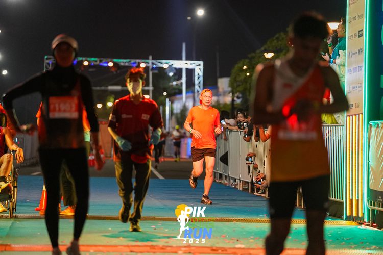 Race photo from PIK NITE RUN 2025