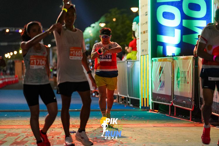 Race photo from PIK NITE RUN 2025